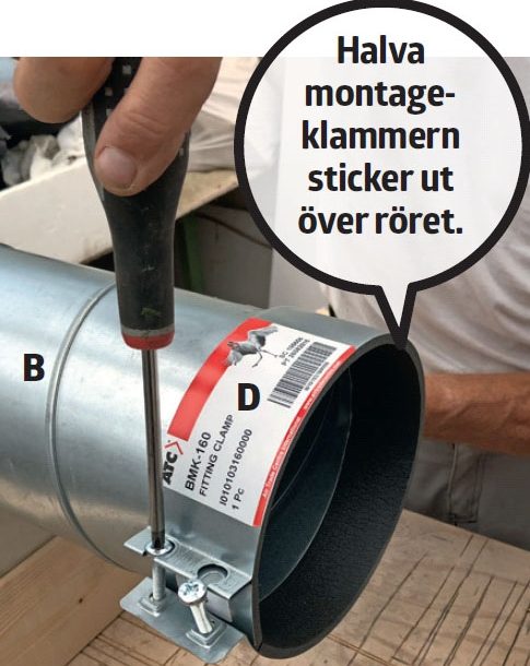 Den första montageklammern skruvas om röret till värmeflyttare, så dess ena halva är fri