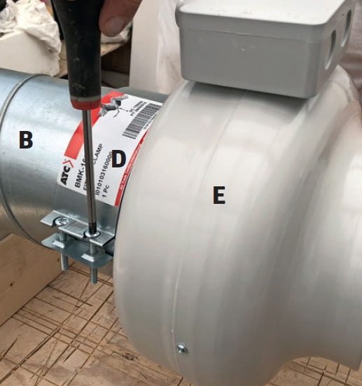 Spänn fast kanalfläkten i montageklammern till värmeflyttaranläggning