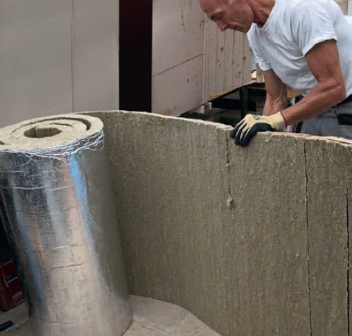 Skär till isoleringen till värmeflyttaranläggning