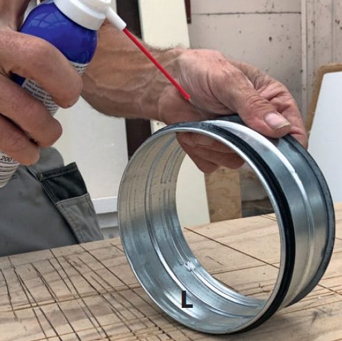 Suihkuta silikonia liitos kappaleen tiivisteisiin, ennen kuin painat osat yhteen