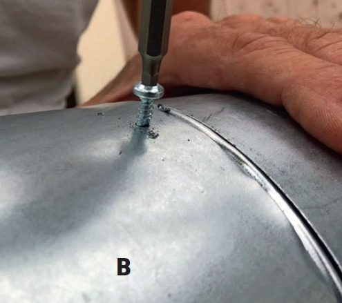 Poraa jokaiseen liitokseen kolme porakärkiruuvia