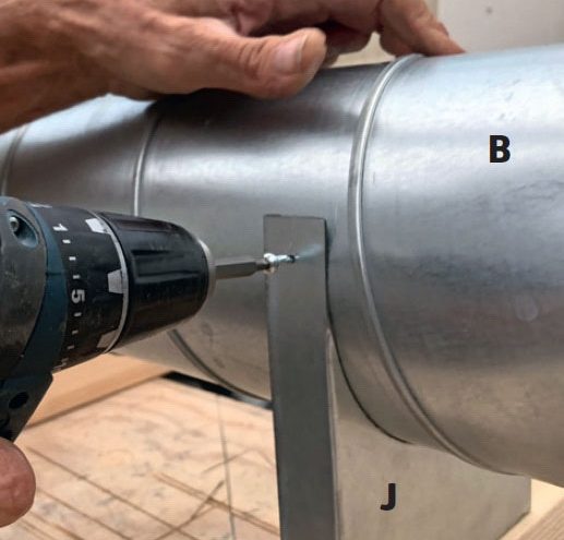 Ruuvaa porakärkiruuvi kannattimen läpi putken molemmilta puolilta