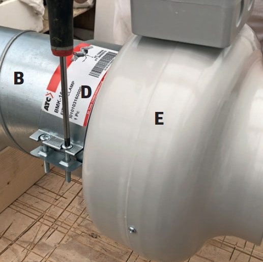 Purista puhallin kiinni kiinnikkeeseen
