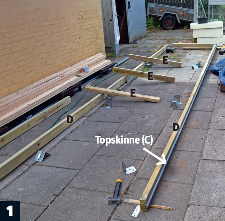 Skydeport: Rammen skrues sammen.