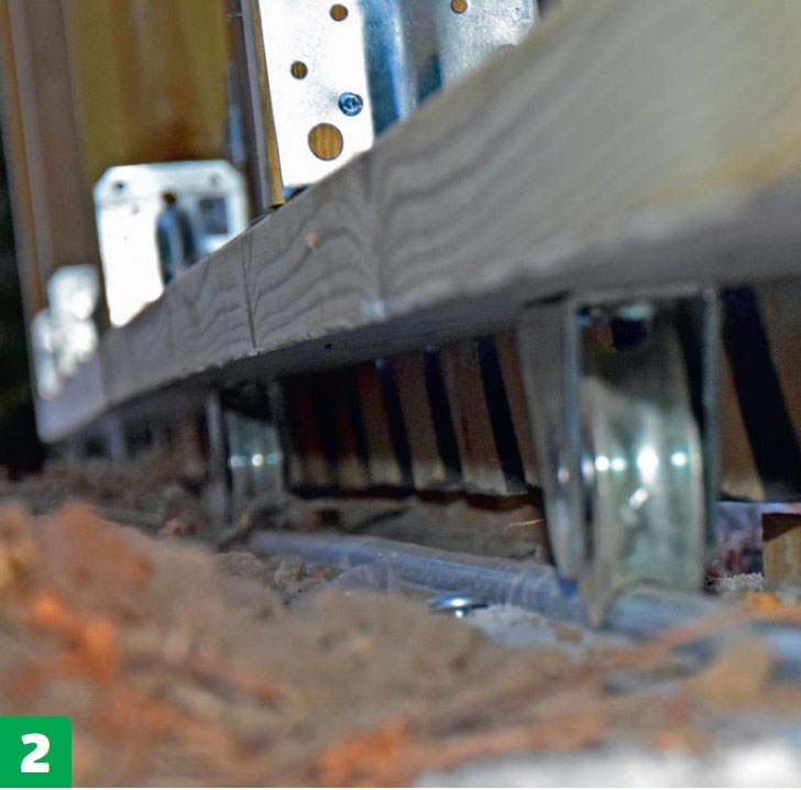 Skyveport: Porten settes på bunnskinnen.