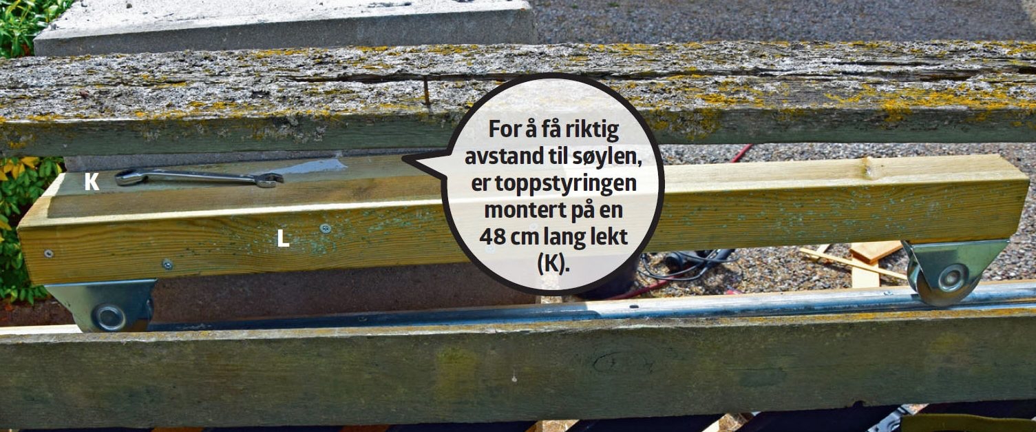 Skyveport: Toppstyringen monteres på søylen.