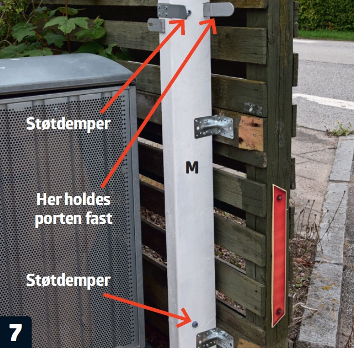 Skyveport: Portstopperen settes fast til gjerdet.