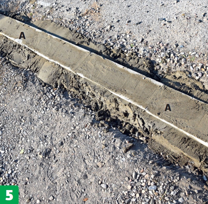 Skjutport: Hela rännan fylls och stampas.