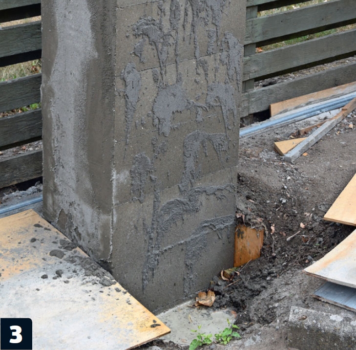 Skjutport: Pelaren putsas.