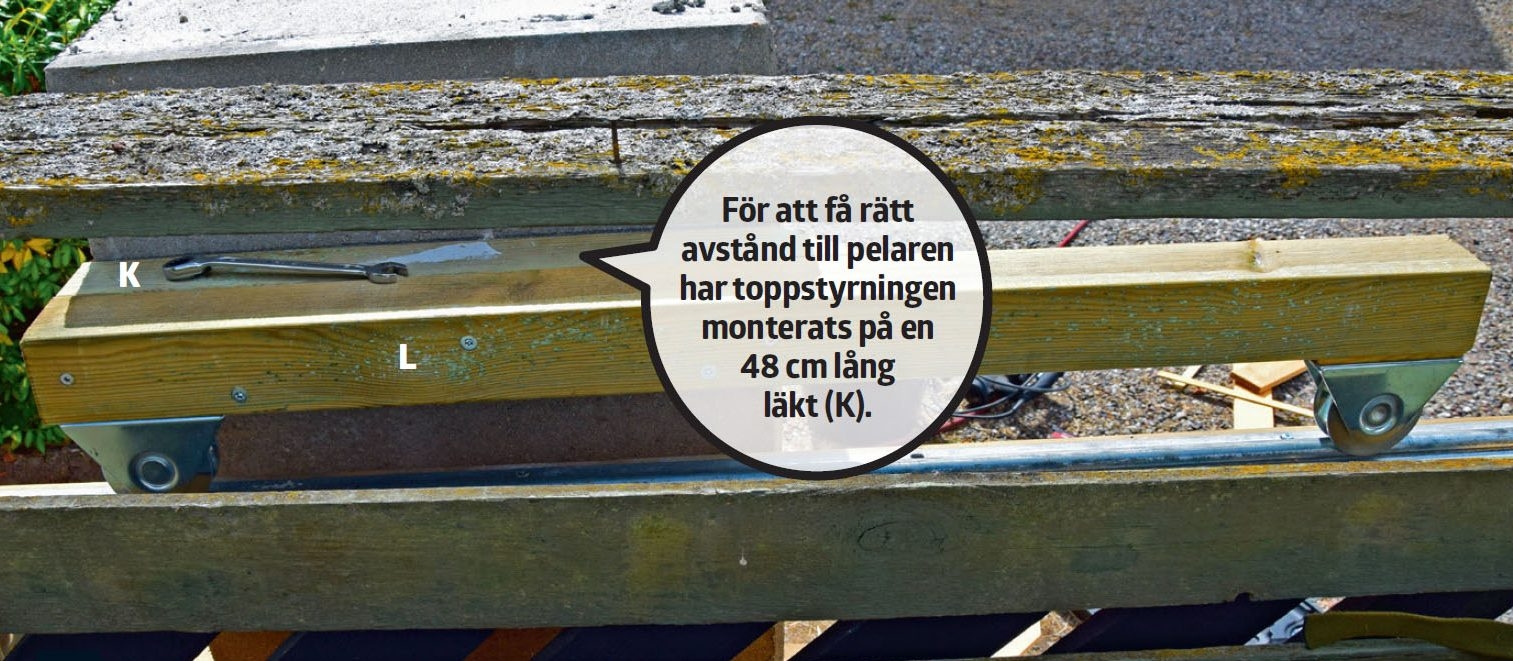 Skjutport: Toppstyrningen monteras på pelaren.
