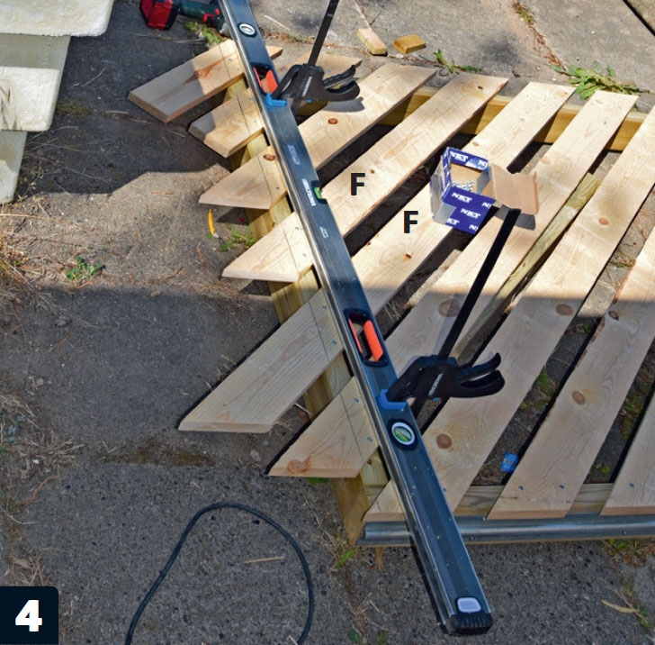 Liukuportti: Sahaa laudat poikki.