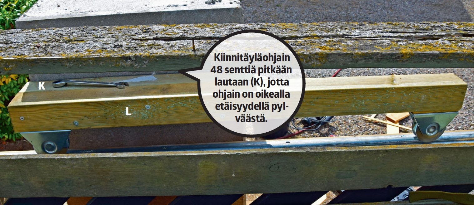 Liukuportti: Kiinnitä yläohjain pylvääseen.