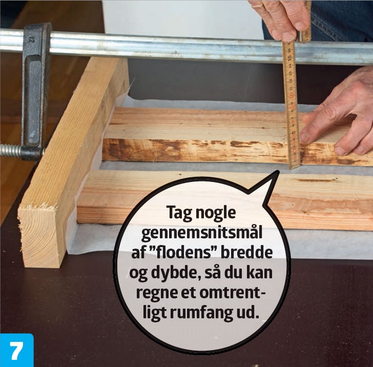 Resin: Bagepapiret bukkes op i enderne, så resinen ikke kan løbe ud af “floden”.