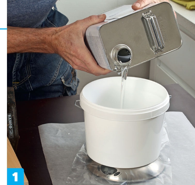 Resin: Hvis din resin skal farves, skal du hælde den samlede mængde til projektet op i en ren spand, så farven bliver ens i alle lagene.