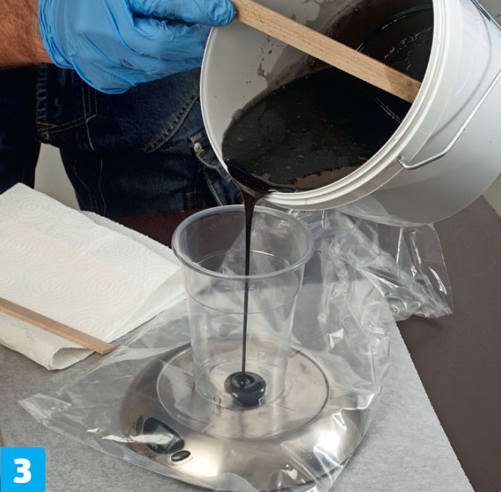 Resin: Hæld 5 dele indfarvet resin og 1 del hærder i en klar og ren plastkop, og bland det grundigt.