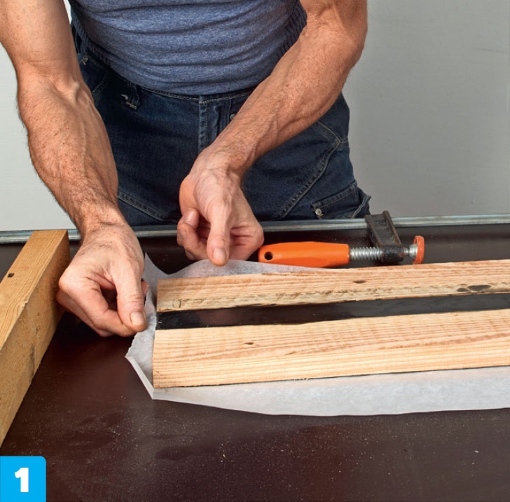 Resin: Fjern skrutvingen og klossene når resinen har herdet, og klargjør bordet for en siste lakkering.