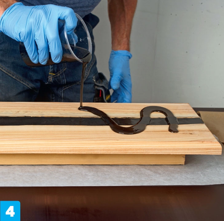 Resin: Vi blander en “lakk” av 5 deler resin, 1 del herder og litt pigment