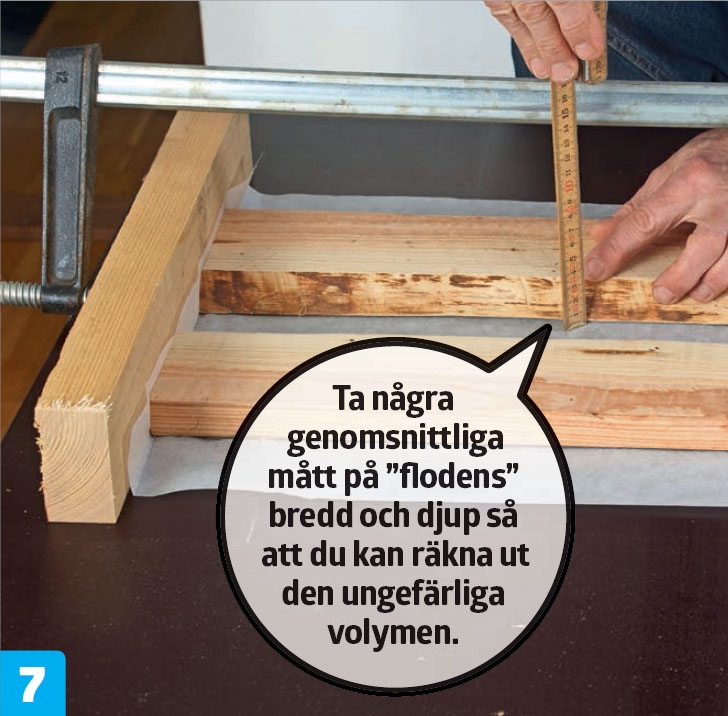 Epoxy resin: Bakplåtspappret viks in i ändarna så att risinet inte kan rinna ut ur ”floden”.