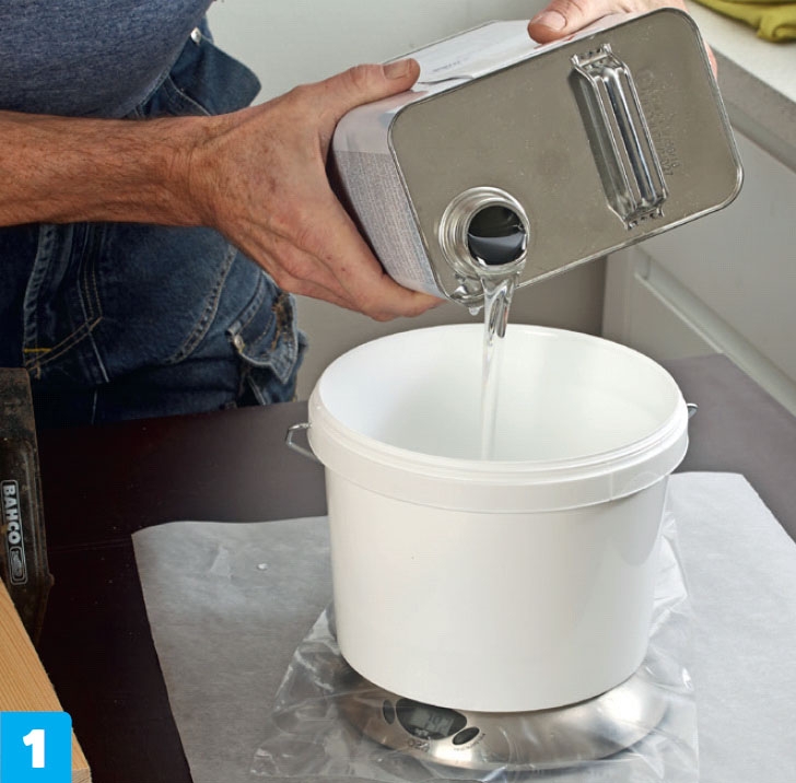 Epoxy resin: Om ditt resin ska färgas, ska du hälla upp den totala mängden till projektet i en ren hink så att färgen blir densamma i alla lagren.