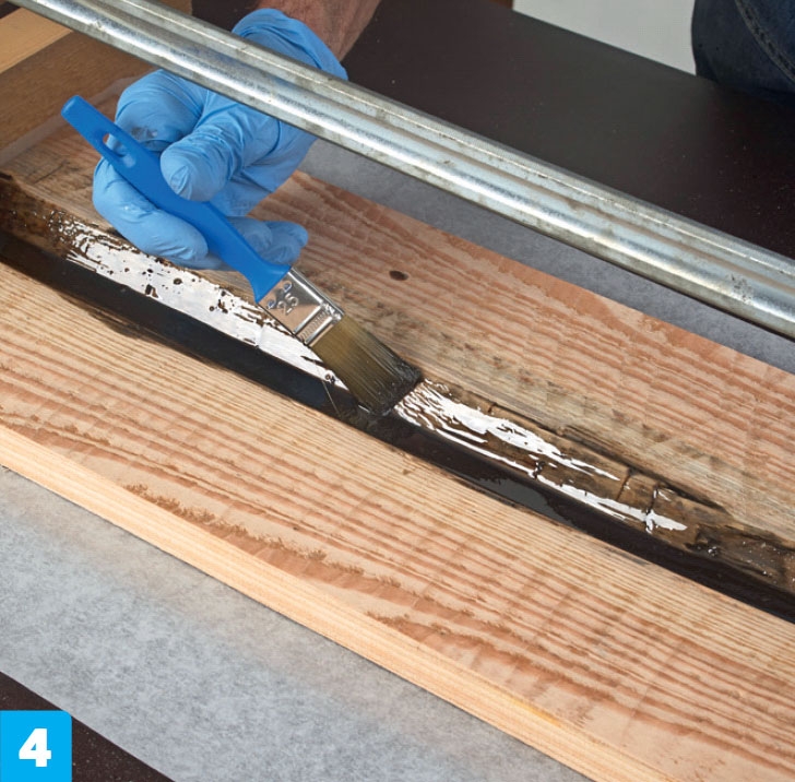 Epoxy resin: Häll ut blandningen i botten på ”floden” så att den fördelas jämnt.