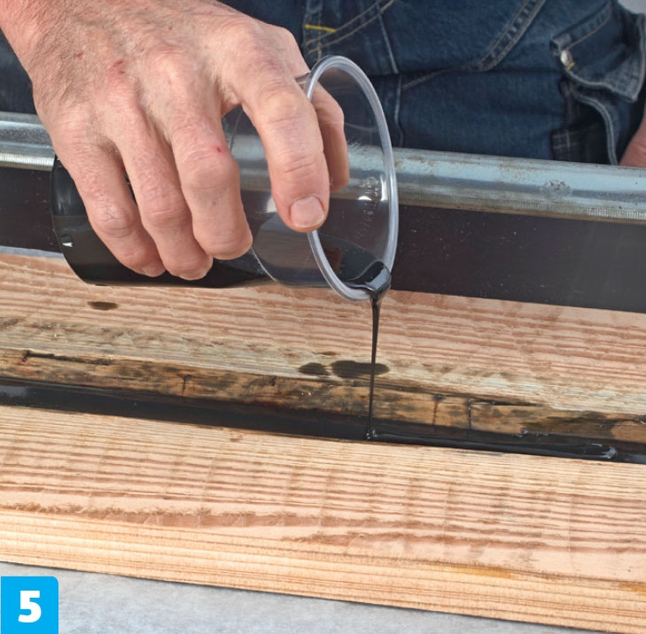 Epoxy resin: Häll en ny portion i ”floden” som räcker till ett lager på högst 5-6 mm.