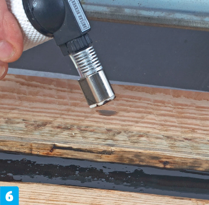 Epoxy resin: Svetsa försiktigt bort luftbubblorna efter varje skikt med en gasolbrännare.