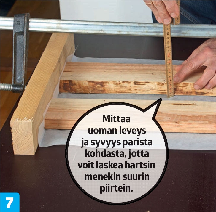 Hartsi: Suojakangas taitetaan lautojen päiden yli, jotta hartsi ei valu pois ”jokiuomasta".