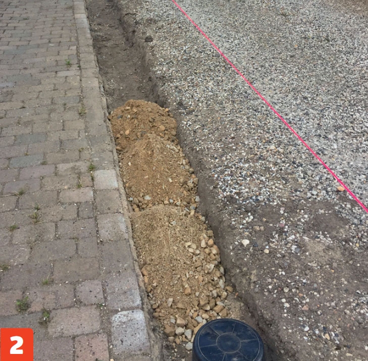 Kantblokke: Grus fyldes i renden.