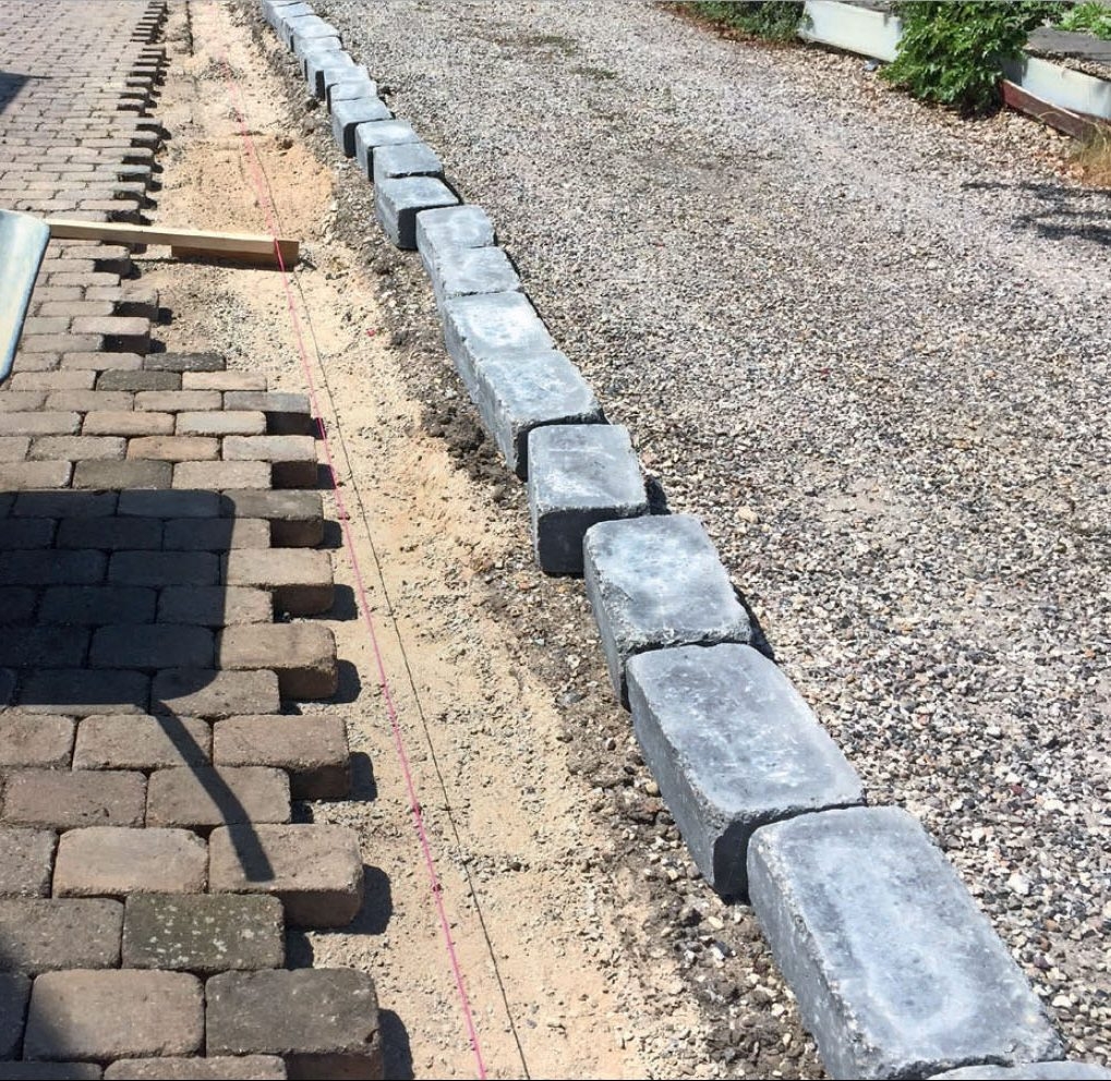 Kantblokke: De ekstra sten lægges.