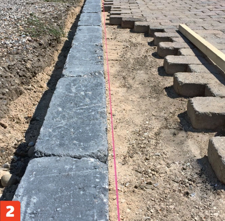 Kantblokke: Kantblokkene lægges efter snoren.