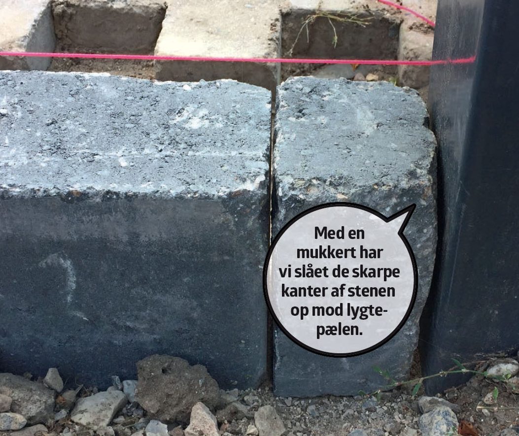 Kantblokke: Den sidste betonblok passes til.