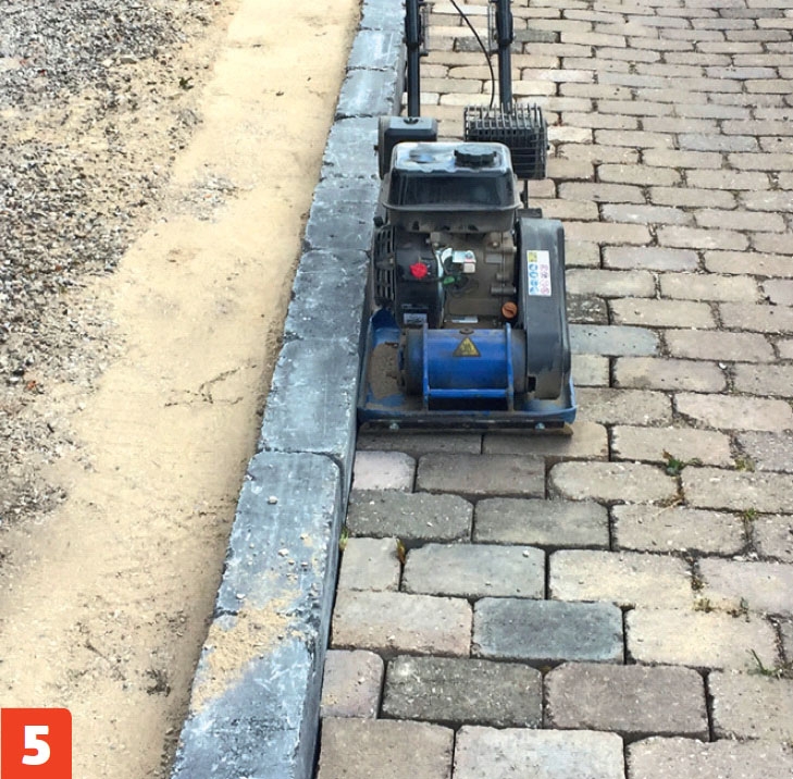 Kantblokke: Fliserne vibreres på plads.