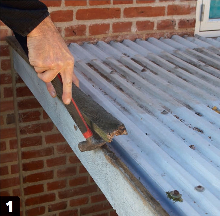 Ta först bort eventuella täckbrädor