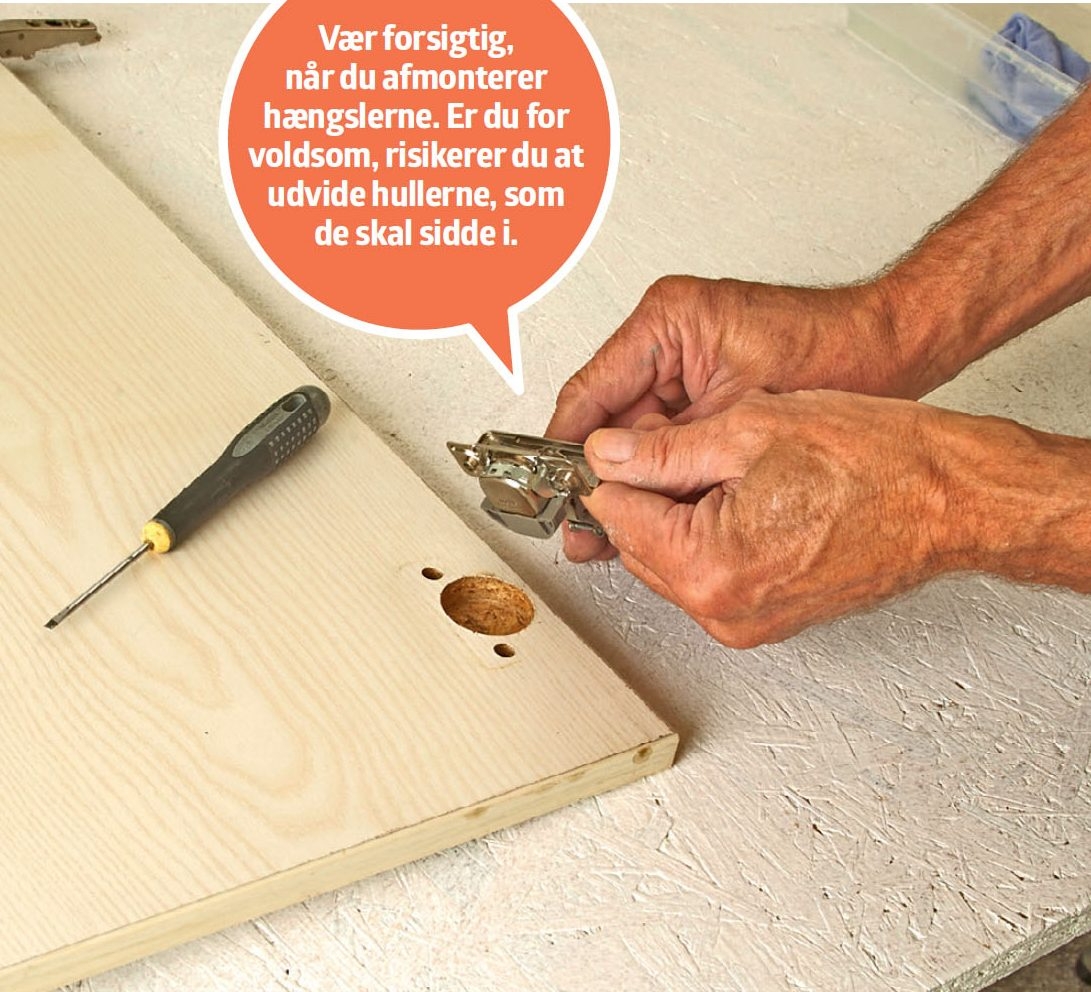 Male køkkenlåger: Klik eller skru lågen af skabet, og afmontér hængslerne.