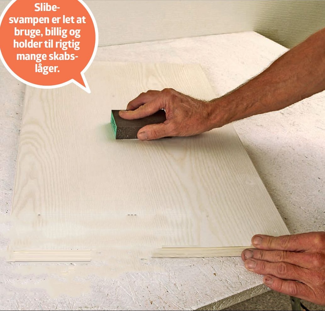 Male køkkenlåger: Når spartelmassen er tør, slibes lågens overflade og kanter.