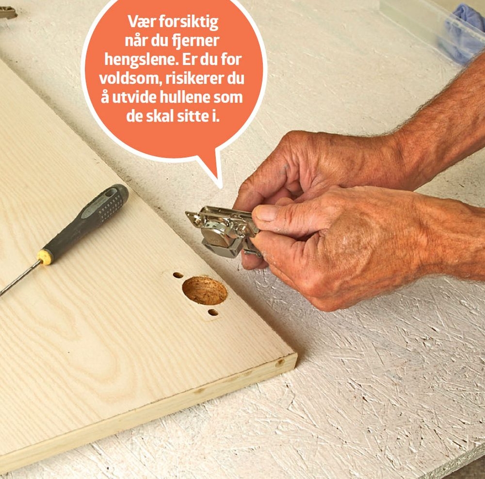 Male kjøkkenfronter: Klikk eller skru fronten av skapet, og ta av hengslene.