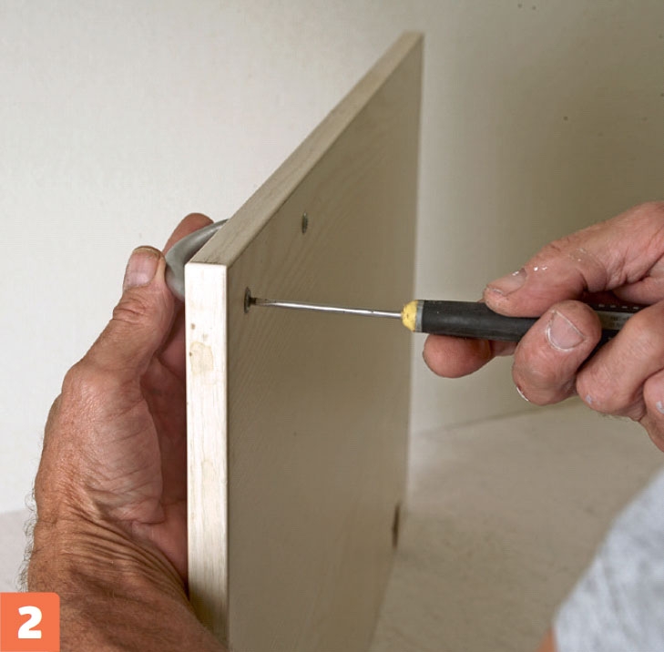 Male kjøkkenfronter: Skru grepet av fronten med en skrutrekker.