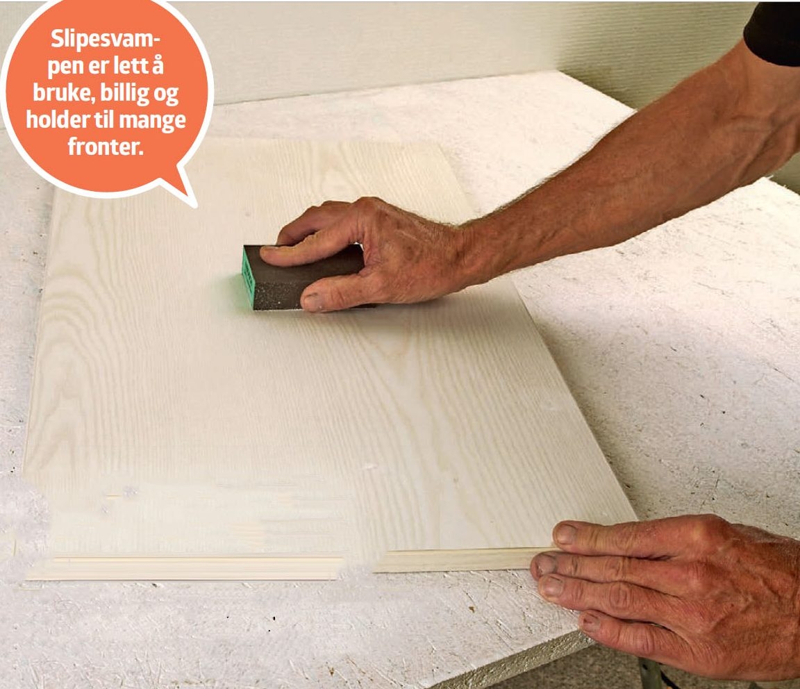Male kjøkkenfronter: Når sparkelmassen er tørr, slipes overflaten og kantene på fronten.