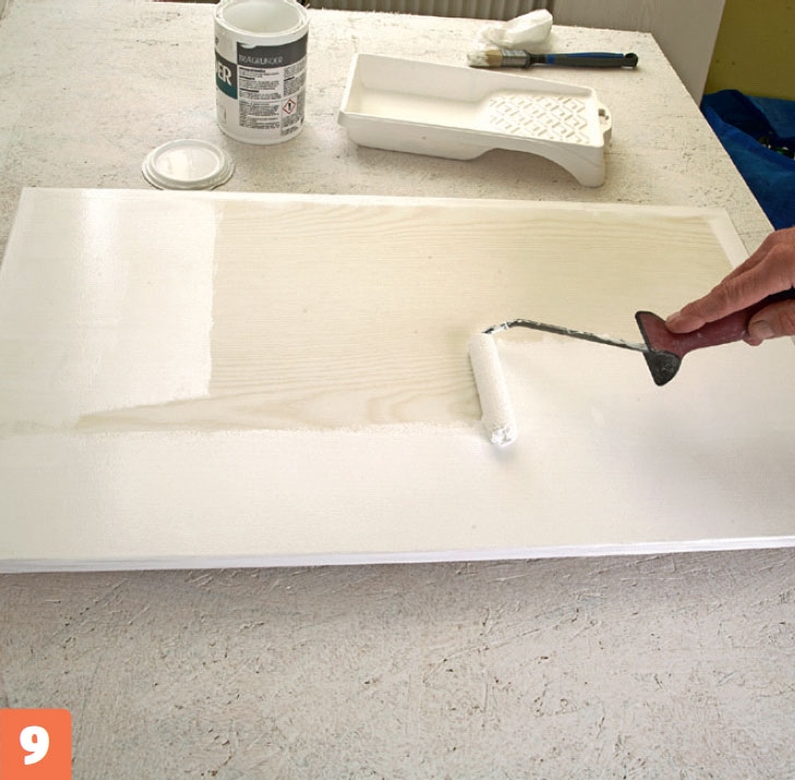Male kjøkkenfronter: Når du har malt kantene, grunnes baksiden med en korthåret, lofri rull.