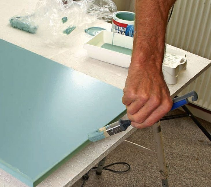 Male kjøkkenfronter: Når malingen har tørket i 5-10 timer, er fronten klar til enda et strøk maling.