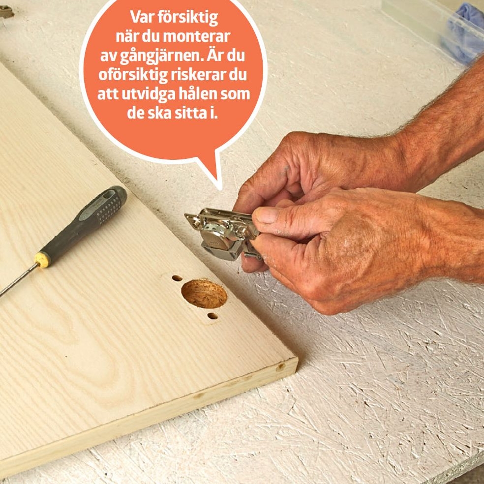 Måla köksluckor själv: Klicka eller skruva loss luckan från skåpet, och montera av gångjärnen.