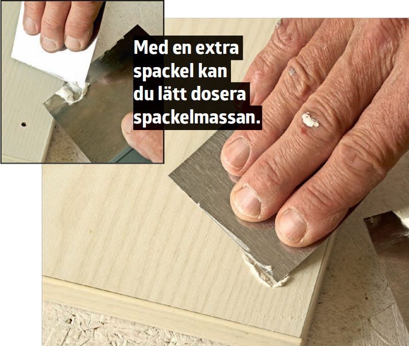 Måla köksluckor själv: Hål och skador på luckans yta spacklas.