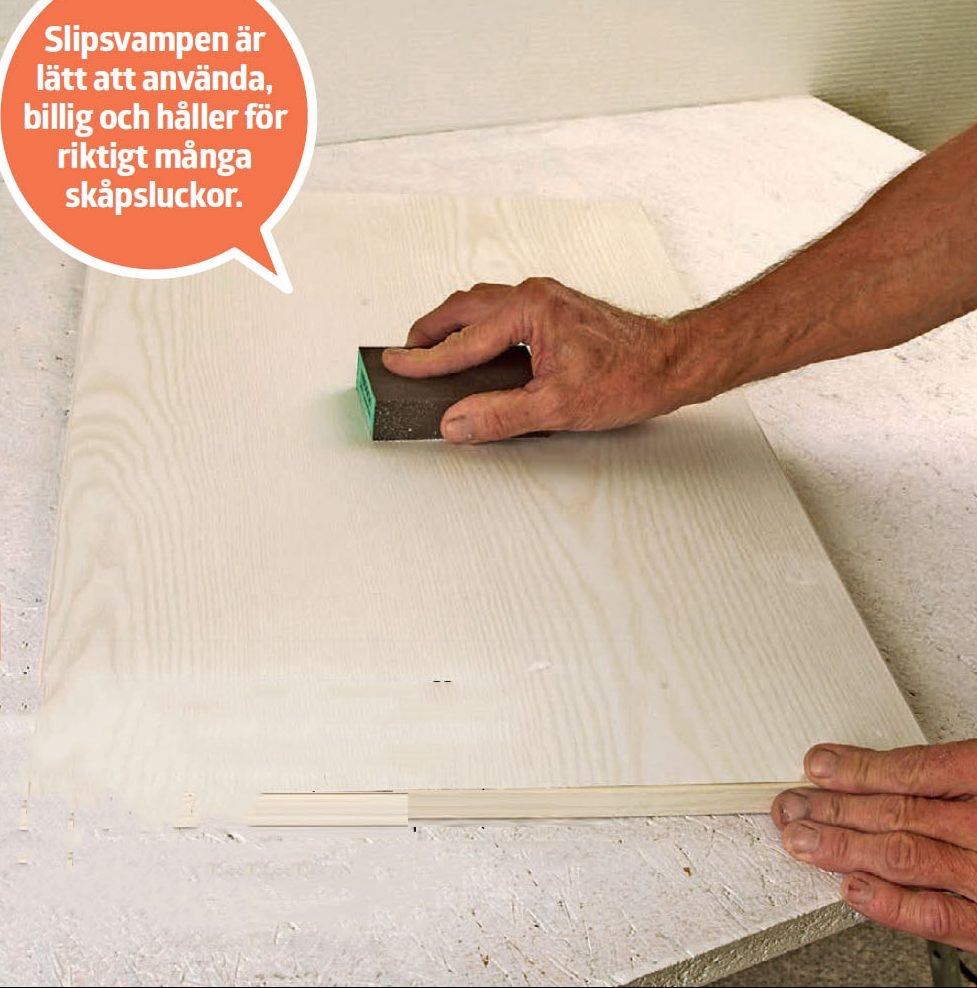 Måla köksluckor själv: När spackelmassan är torr, slipas luckans yta och kanter.
