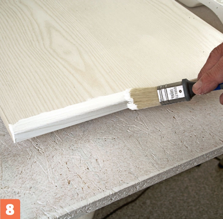 Måla köksluckor själv: Kanterna grundas med en pensel i passande storlek.