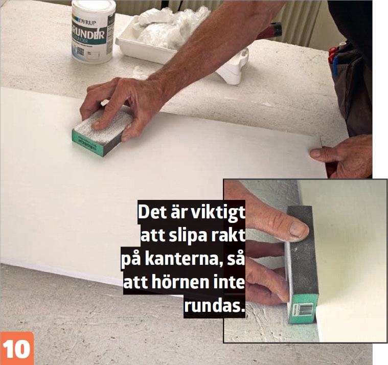 Måla köksluckor själv: Slipa ytan och kanterna, när grundfärgen är helt torr.