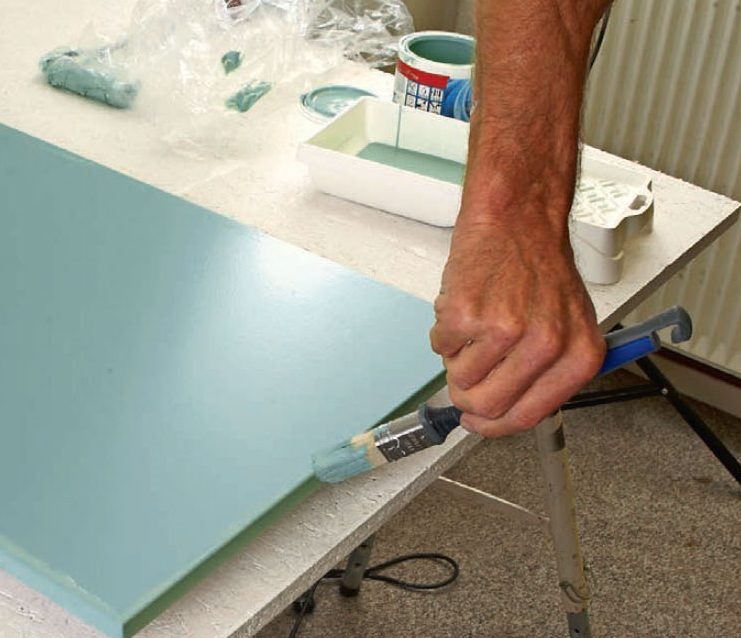 Måla köksluckor själv: När färgen har torkat i 5-10 timmar, är luckan redo för ännu ett lager med färg.