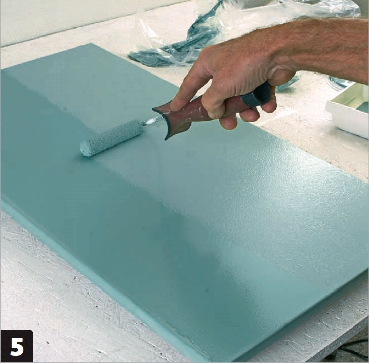 Måla köksluckor själv: Måla ytorna en tredje gång.