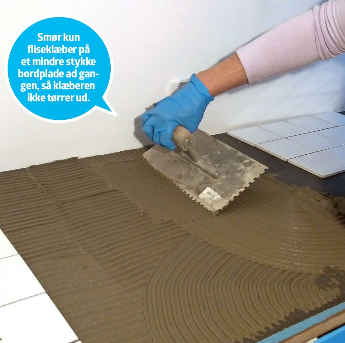 Fliseklæberen fordeles på bordpladen