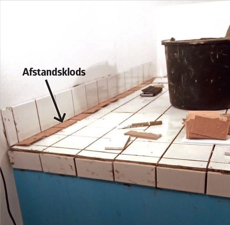 Hjemmelavet bordplade med fliser: Rundt langs kanten på væggen