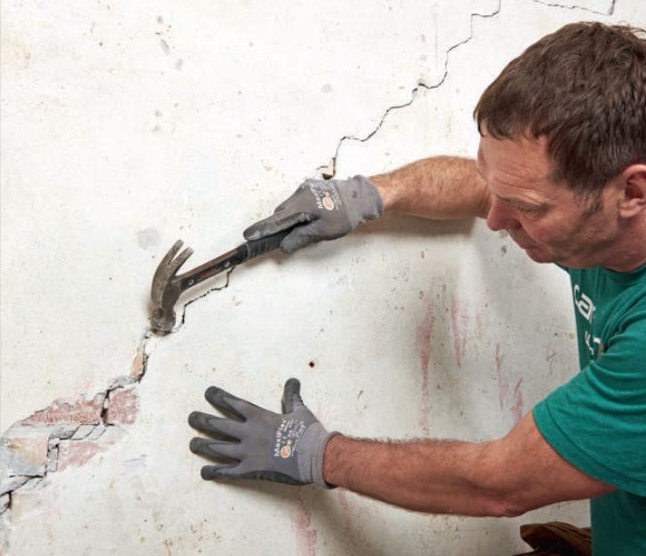 Reparation af sætningsskader: Pudsen slås af ved sætningsrevnen